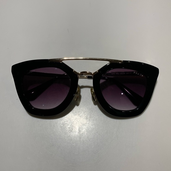 Prada sunglass - Picture 1 of 6